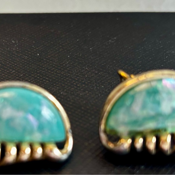 Vtg Retro Coro Earrings Green Confetti Lucite Moonstone Half Moon Silver Tone - Picture 6 of 9